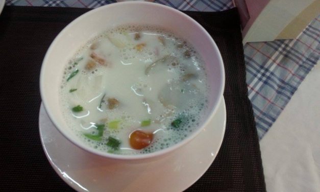 Soupe au lait de coco et poulet (Tom kha kai ou Tom kha gai) (ต้มข่าไก่)